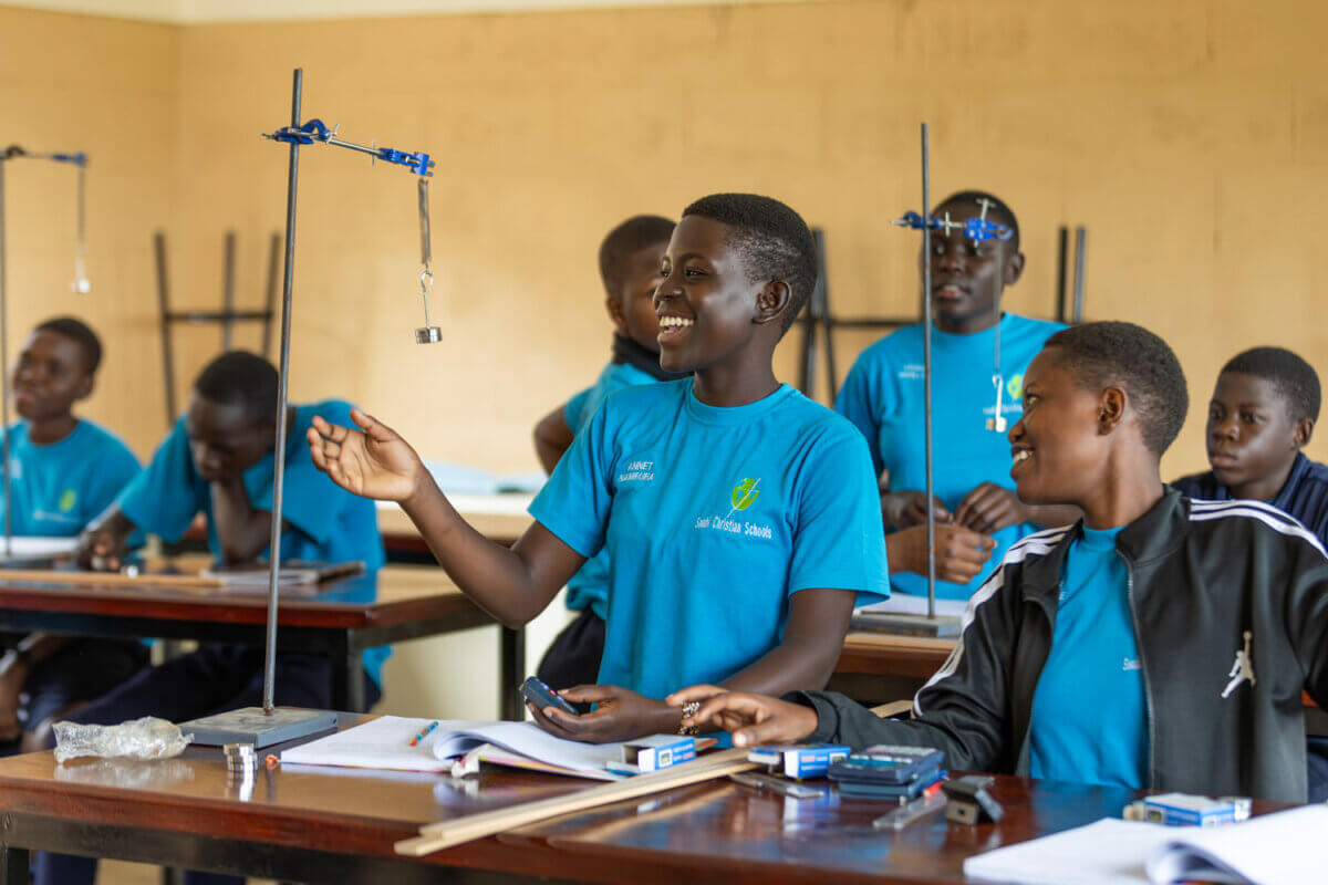 Annet and her students do an experiment in class.